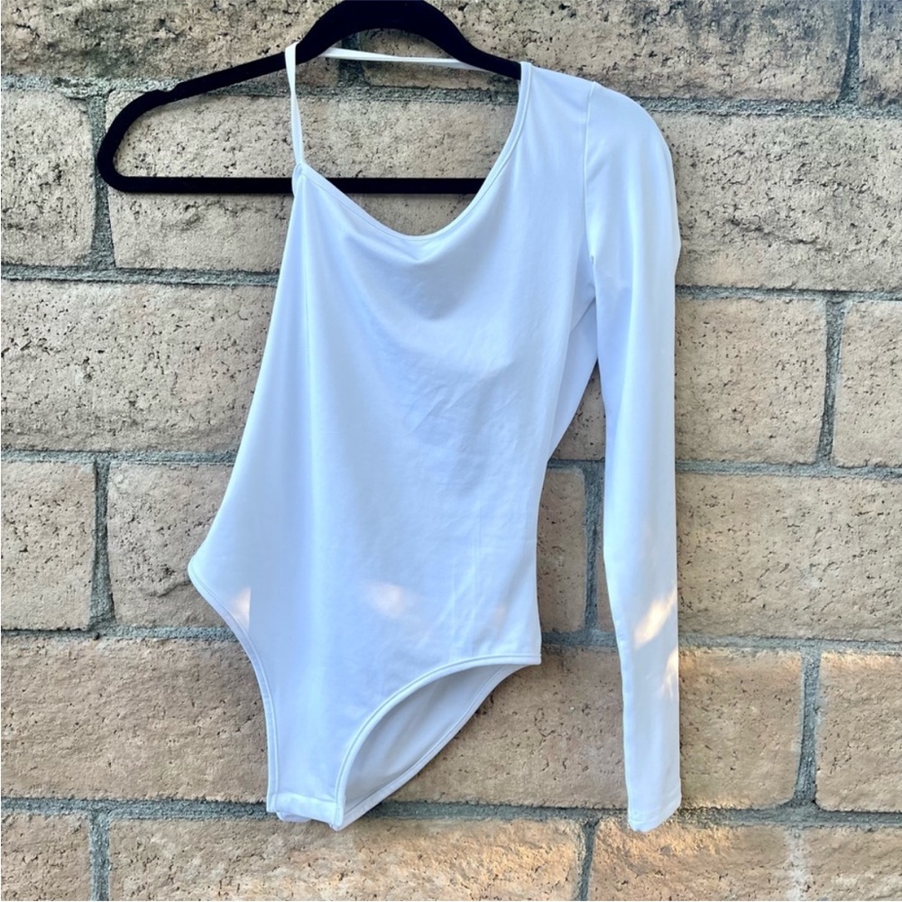 Superdown Revolve One Sleeve Long Sleeve White Bodysuit Size Small - Picture 2 of 6